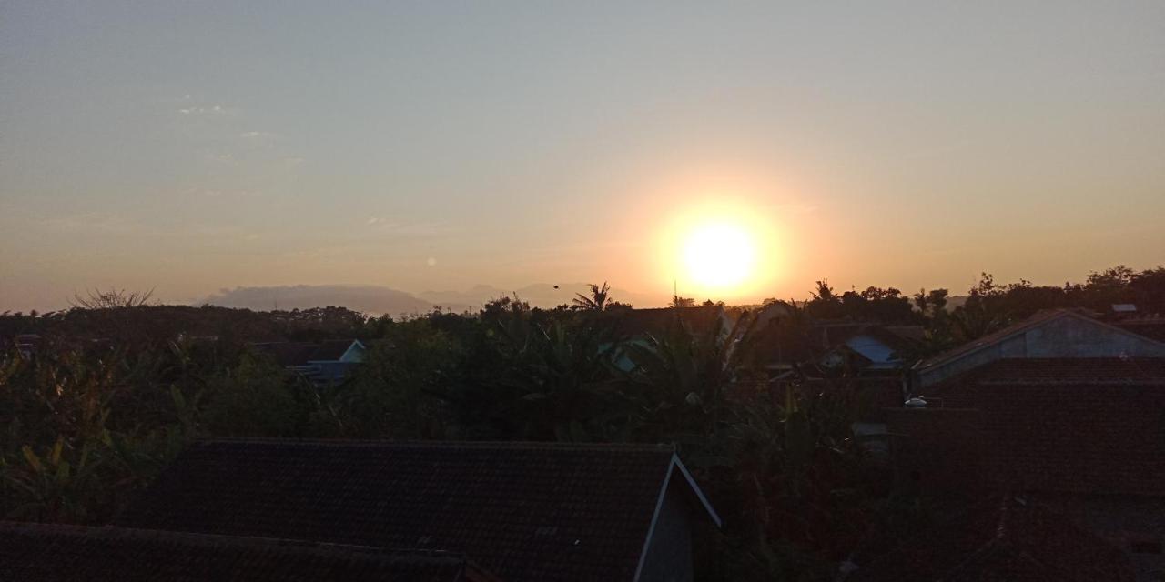 בניוואנגי Cheap Inn Banyuwangi מראה חיצוני תמונה