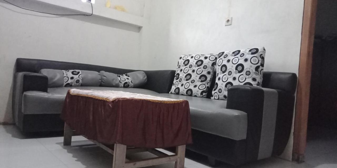 בניוואנגי Cheap Inn Banyuwangi מראה חיצוני תמונה