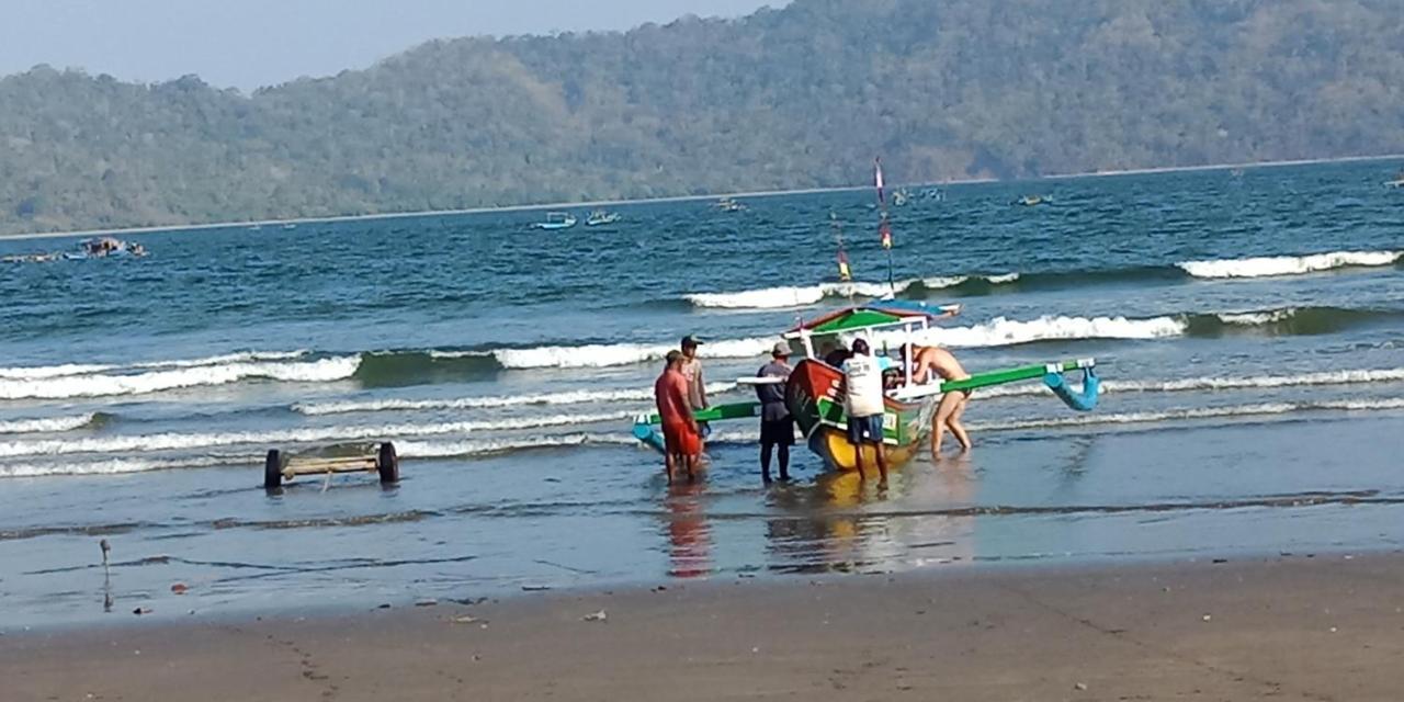 בניוואנגי Cheap Inn Banyuwangi מראה חיצוני תמונה