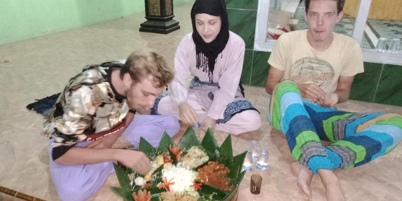 בניוואנגי Cheap Inn Banyuwangi מראה חיצוני תמונה