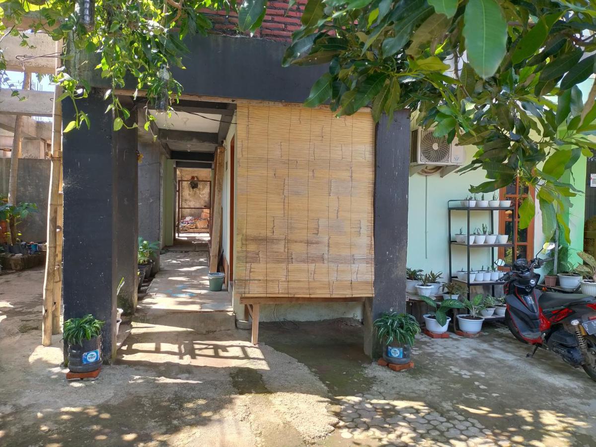 בניוואנגי Cheap Inn Banyuwangi מראה חיצוני תמונה